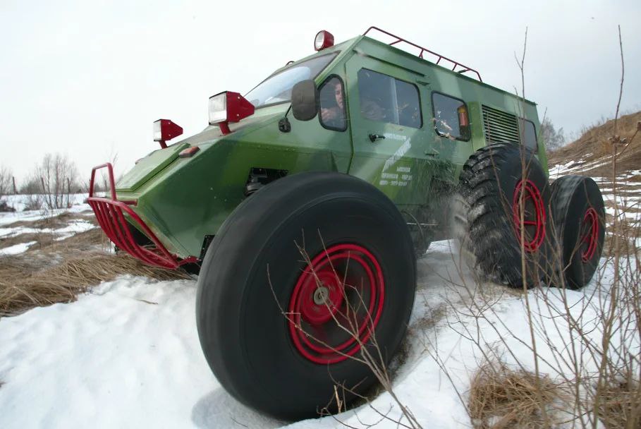 Вездеходам и болотоходам расширяют права управление тяжелой техникой предлагают доверить обычным водителям Водителям с правами категории B С и D могут разрешить управлять тяжелыми вездеходами болотоходами и багги Отдельные удостоверения тракториста машиниста тогда будут не нужны Снять ограничение предложил сенатор Андрей Кутепов в законопроекте который поддержало правительство сообщает Коммерсант Кутепов считает что в силу объективных причин в России сейчас активно развивается внутренний туризм в том числе на дикой природе в связи с чем популярность набирают поездки на внедорожной технике Эту отрасль нужно развивать в том числе законодательно считает сенатор Подписаться на PRO transport