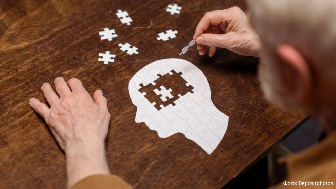 ИИ стартап который помогает в диагностике болезни Альцгеймера основал 18 летний школьник Алекс Янг Парень учится в школе в Сеуле а его команда работает из Калифорнии Флориды и Мичигана все познакомились онлайн и ни разу не встречались лично сообщает издание Business insider Идея родилась из личного страха Алекс с детства слышал истории о родственниках с Альцгеймером и решил попробовать изменить подход к раннему выявлению болезни Не имея связей он искал единомышленников на форумах После месяца нет я получил одно да от Калифорнии Потом Флорида Потом Мичиган Пока нас не стало шестеро Мы назвали себя Ретина сетчатка ред что является преднамеренной игрой слов символизирующей нашу миссию привнести новое видение в диагностику болезни Альцгеймера поделился основатель Ежедневно просыпаясь в три утра он работает с коллегами посменно Их первые исследования приняли на конференции IEEE BigData 2024 после чего команда выросла до 12 человек Стартап также запустил ИИ сервис Remembrance терапию воспоминаний помогающую пациентам с Альцгеймером возвращаться к важным моментам прошлого Наша цель была радикальной сделать диагностику болезни Альцгеймера доступной и недорогой для малообеспеченных сообществ а МРТ в низкополевых условиях более надежным объясняет Янг РЕН ТВ в Telegram в MAX