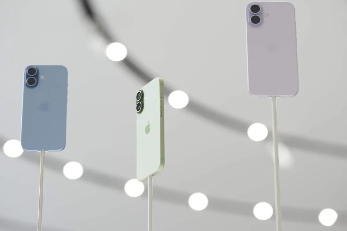 Китайский производитель готовится к глобальным поставкам новых iPhone Завод компании Foxconn в городе Чжэнчжоу в центральной провинции Хэнань одна из крупнейших в мире сборочных баз iPhone играющая ключевую роль в удовлетворении международного спроса на яблочную продукцию Завод активно готовится к глобальному запуску серии Apple iPhone 17 Для работы на полную мощность ему необходимо расширить штат сотрудников с конца июля центр по подбору персонала ежедневно принимает тысячи соискателей Новые работники нанимаемые на короткий срок выполняют функции по сборке контролю качества и упаковке Провинция Хэнань с ее постоянным населением в почти 100 млн человек обеспечивает Foxconn достаточными людскими ресурсами отметил представитель заводского отдела кадров В число главных преимуществ производства в Чжэнчжоу входят также его стратегическое расположение и развитая логистическая инфраструктура Собранные здесь телефоны отправляются по всему миру с помощью мультимодальной транспортной системы объединяющей доставку по воздуху железным дорогам и автотранспортом Межконтинентальные маршруты проходящие через город связывают более 100 городов в 24 странах Европы Америки и Азии Китайская Панорама