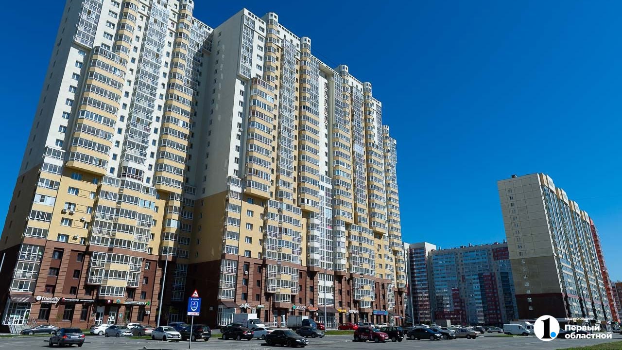 Челябинская область вошла в пятерку регионов России по числу проданных квартир с молотка В рамках исполнительного производства в январе-июне в регионе реализовано 47 квартир на сумму более чем 90 миллионов рублей, выяснили аналитики коллекторского агентства «Долговой консультант». Столько же жилья было продано в Санкт-Петербурге и Свердловской области. «По сравнению с прошлым годом количество состоявшихся торгов в Челябинской области упало в два раза. В первом полугодии прошли торги по 97 объектам жилой недвижимости на 183 миллиона рублей. Уменьшение количества торгов объясняется тем, что должники и кредиторы начинают чаще общаться, находят компромисс, решают проблему, не доводя до торгов, итог которых предсказать невозможно. Вторая причина — сейчас на рынке низкий спрос на жилье», — пояснил гендиректор агентства Денис Аксенов.