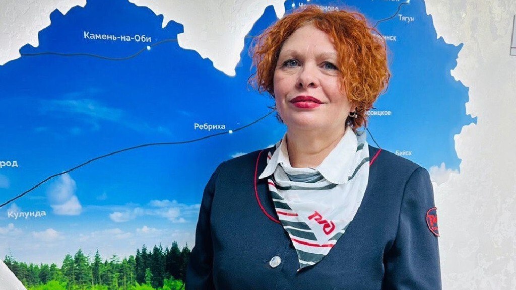 В пригородном поезде Рубцовск Барнаул у одной из пассажирок внезапно начались роды Проводник Алла Першина сразу же перевела женщину в служебное купе и вызвала бригаду скорой помощи Пока поезд не прибыл на станцию проводник морально поддерживала роженицу и помогала ей На вокзале Барнаула пассажирку уже ждали медики Скорая помощь отвезла женщину в роддом где она родила здорового мальчика Новоиспеченные родители поблагодарили Аллу Першину в виртуальной приемной ОАО РЖД Руководство приняло решение поощрить проводника за профессиональные действия в нестандартной ситуации сообщает служба корпоративных коммуникаций ЗСЖД филиала ОАО РЖД