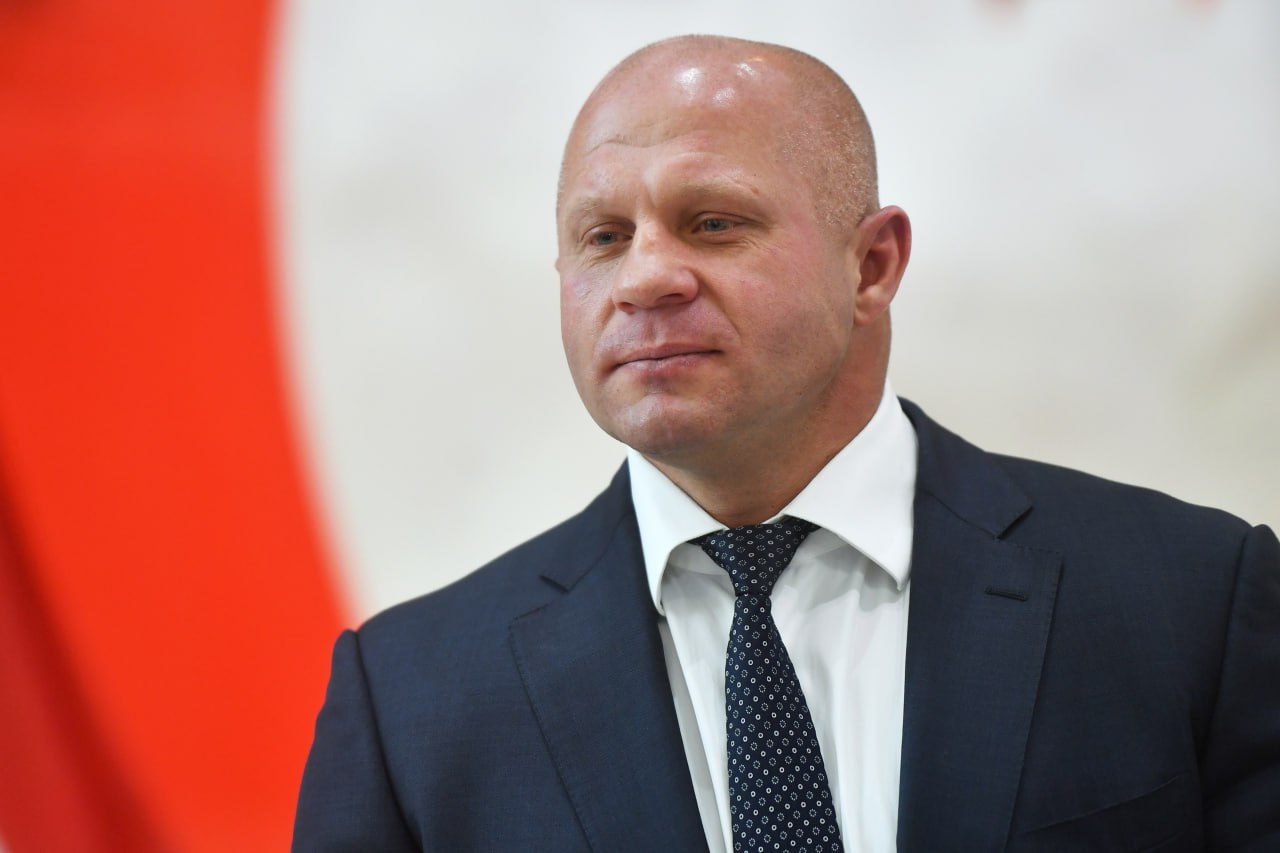 Дегтярёв присвоил Фёдору Емельяненко почётное звание Заслуженный тренер России по самбо Высокое государственное звание стало признанием многолетнего вклада Емельяненко в развитие самбо подготовку спортсменов высокого уровня и укрепление авторитета отечественной школы единоборств говорится в сообщении на сайте Федерации самбо России news matchtv РИА Новости Михаил Воскресенский