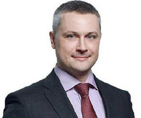 В Москве найден мёртвым гендиректор Химпроминжиниринга В столичном посёлке Кокошкино обнаружено тело генерального директора АО НПК Химпроминжиниринг Александра Тюнина Рядом с автомобилем у которого лежал 56 летний руководитель нашли винтовку и предсмертную записку По предварительным данным речь идёт о самоубийстве Тюнин был известным управленцем в телекоммуникационной и промышленной сферах С 2001 по 2013 год он возглавлял ряд международных компаний связи затем работал исполнительным директором крупного холдинга по производству композитов С 2016 года руководил Химпроминжинирингом развивая проекты в сфере химических волокон и углеродных материалов Следователи выясняют обстоятельства трагедии  Подпишись на Ведомственные вести