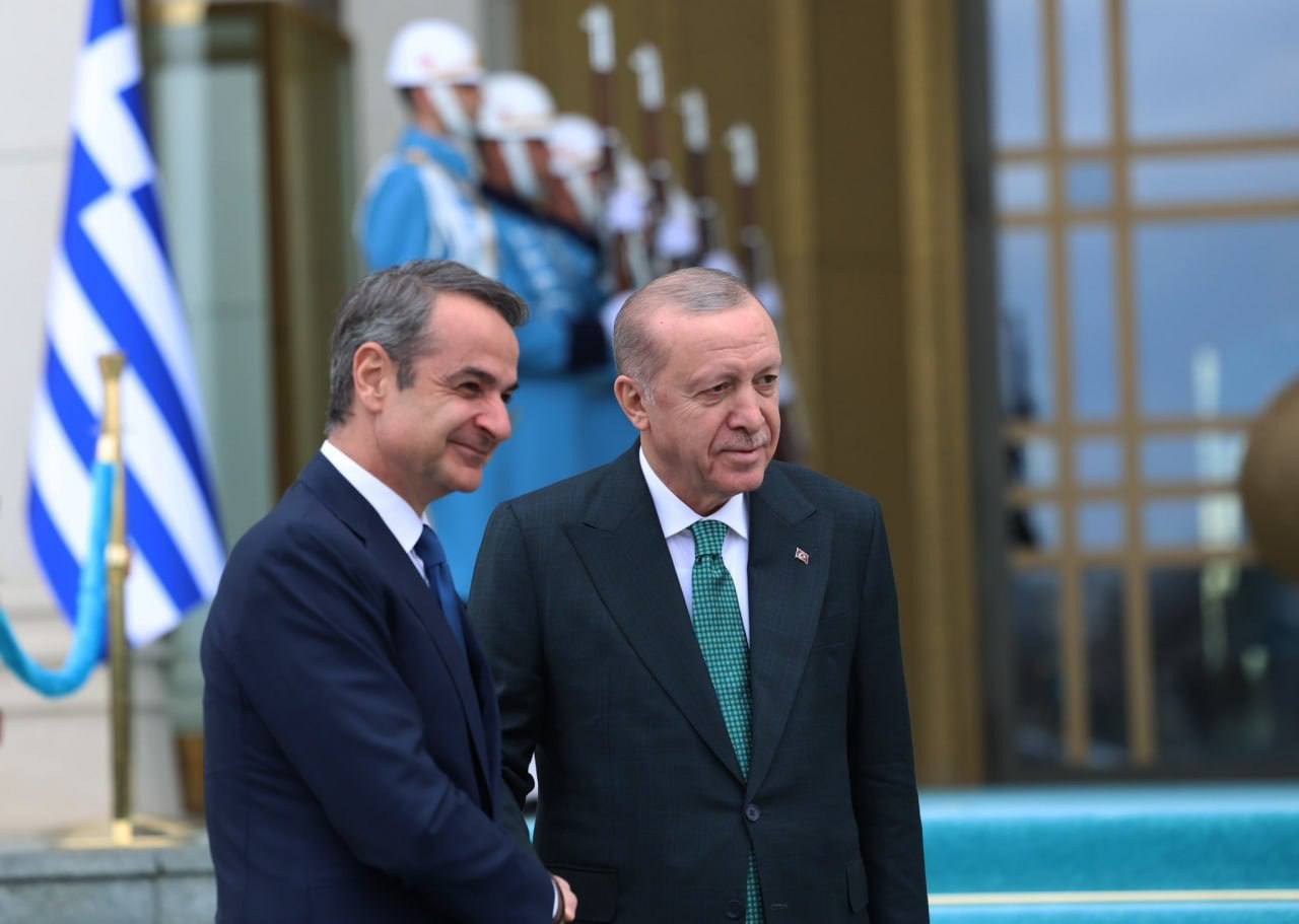 Турция нацелена на увеличение двустороннего товарооборота с Грецией с нынешних 7 млрд до 10 млрд долларов заявил президент Эрдоган на брифинге с премьером Греции Мицотакисом  Анкара и Афины в очередной раз открыто и искренне обсудили свои позиции по Эгейскому морю и Восточному Средиземноморью заявил президент Эрдоган по итогам встречи с премьером Греции  Президент Эрдоган призвал действовать с чувством исторической ответственности по отношению к меньшинствам которые составляют гуманитарный аспект отношений Турции и Греции  Президент Эрдоган сообщил что довел до сведения премьера Греции ожидания Анкары по обеспечению религиозных свобод и образовательных прав турецкого меньшинства в Западной Тракии  Президент Эрдоган Турция отвергает недавние шаги Израиля по расширению своего контроля на Западном берегу и ослаблению палестинской администрации