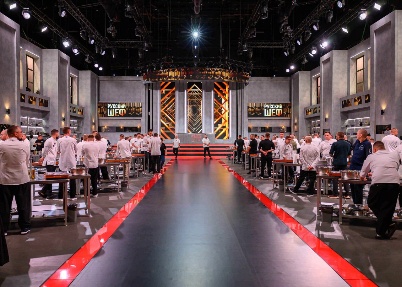 Бренд шеф из Тулы поборется за звание лучшего в марафоне телеканала Пятница  Уже завтра пройдет трансляция шоу Русский шеф 16 Сто лучших поваров со всей России проведут 24 часа у плиты без перерывов на сон и еду Главный приз пять млн рублей  В числе участников наш земляк бренд шеф известного тульского ресторана Павел Мегульнов Он работал в разных сферах от похоронного бизнеса до армейской столовой Профессию повара Павел считает тяжелой мужской работой а свое будущее видит в управлении и развитии региональной гастрономии Пожелаем туляку удачи Фото телеканал Пятница