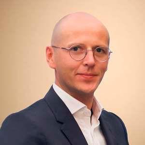 Задержан директор департамента Минпромторга Михаил Кузнецов По данным источников РИА Новости чиновник курирующий машиностроение в ТЭК задержан в столице Причины пока не раскрываются Кузнецов занимает пост в министерстве с 2022 года а до этого руководил управлением технологических партнерств и импортозамещения в Газпром нефти Подпишитесь на Абзац TG VK Дзен MAX Rutube