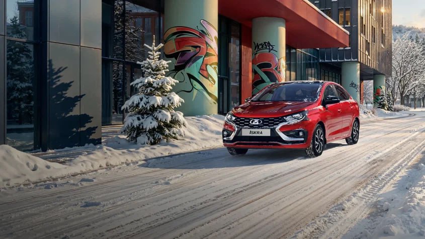 АвтоВАЗ объявил о повышении цен с 1 января Стартовая цена Lada Granta составит 850 000 рублей вместо прежних 749 900 рублей Niva Legend будет стоить минимум 1 099 000 рублей сейчас 1 059 000 рублей базовую Niva Travel оценили в 1 420 000 рублей вместо нынешних 1 314 000 рублей Начальная стоимость Lada Iskra вырастет с 1 249 000 до 1 277 000 рублей Цена на Lada Vesta почти не изменится и будет начинаться с 1 581 000 рублей вместо 1 579 000 рублей При этом две модели подешевеют Lada Aura будет стоить от 2 245 000 рублей минус 354 000 рублей а Largus от 1 587 000 рублей минус 73 тысячи рублей Также с 1 января АвтоВАЗ возвращается к пятидневной рабочей неделе Производственный план на 2026 год порядка 400 тысяч автомобилей Журнал Авто ру online