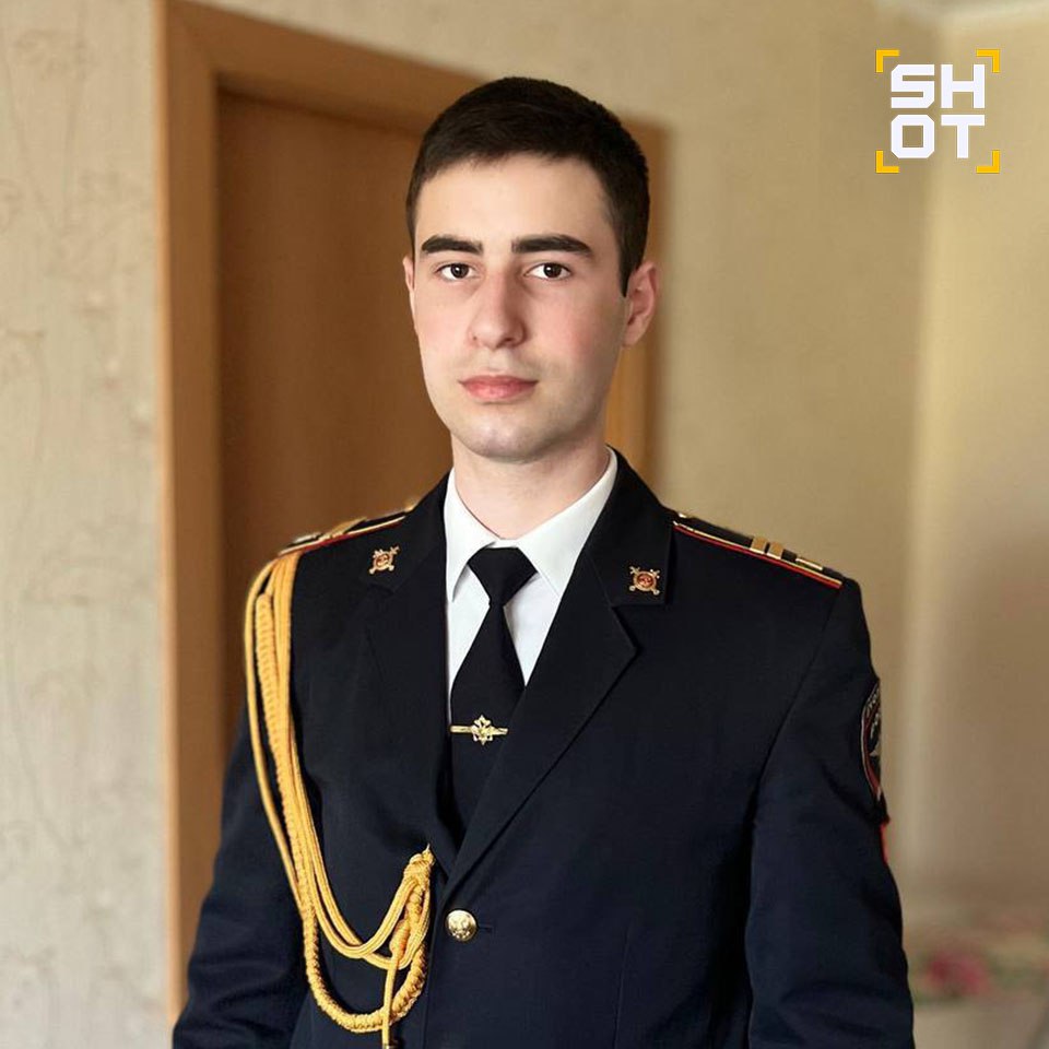 Студент и его дядя спасли семью из семи человек, которую на машине уносило в реку в Дагестане. В салоне было трое детей и новорождённый малыш Всё произошло во время недавнего наводнения в Унцукульском районе. Там местные реки вышли из берегов и селевой поток начал сносить всё вокруг. В том числе — автомобили. Внутри одного из них находилась семья из семи человек: мужчина, женщина, бабушка и четверо детей, среди которых новорождённый малыш. Машину начало уносить в воду. Тогда на помощь бросились 19-летний курсант университета МВД из Омска Газимагомед Багатаров и его дядя Гаджи Гунашов. Как рассказал SHOT Багатаров, они возвращалась из родного села Курагино в Каспийск, но на дороге в этот момент начался селевой поток. Мужчины припарковали машину в безопасное место, но увидели серый минивэн, который сносило рекой. Тогда оба быстро переоделись и нырнули в ледяную воду. Мужчины сумели остановить машину, которую сносило течением. Их самих сносило вместе с минивэном, но они смогли его удержать. Позднее к ним всё же пришли на помощь, и вместе с другими очевидцами они полностью вытащили автомобиль. «Ещё бы секунд 20, и всё! Машина ушла бы в реку вместе с нами!», — говорит Багатаров. В салоне, по его словам, были женщины и дети. Водитель минивэна в этот момент также пытался спасти машину. К счастью, никто не пострадал. После этого они таким же образом спасли ещё несколько машин, которые уносило потоком сели. Го в MAX: