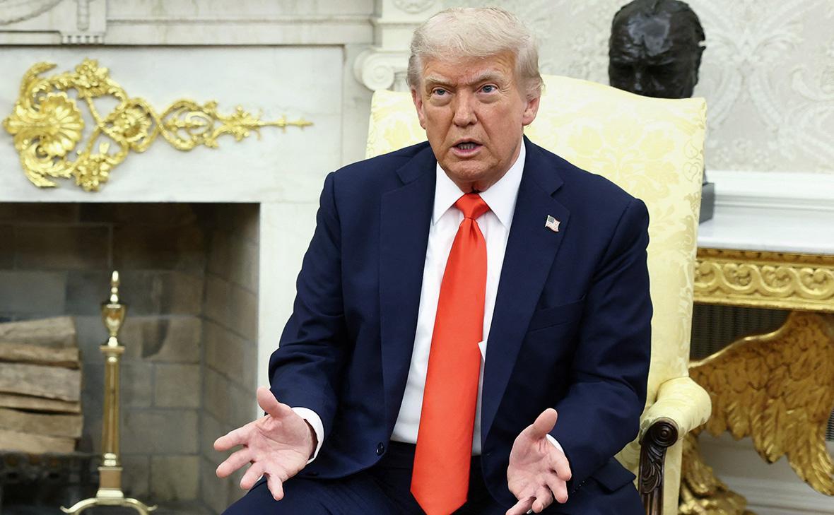 Рейтинг одобрения Трампа среди американцев стабильно оставляет желать лучшего: не поддерживают политику республиканца 55% респондентов, одобряют — 45%, следует из результатов опроса NBC News. Общие показатели не изменились с апреля, когда был проведён прошлый опрос. Интересно, что республиканцы стали на 5% реже говорить о решительной поддержке президента, теперь они описывают своё отношение лишь как «одобрение в некоторой степени».