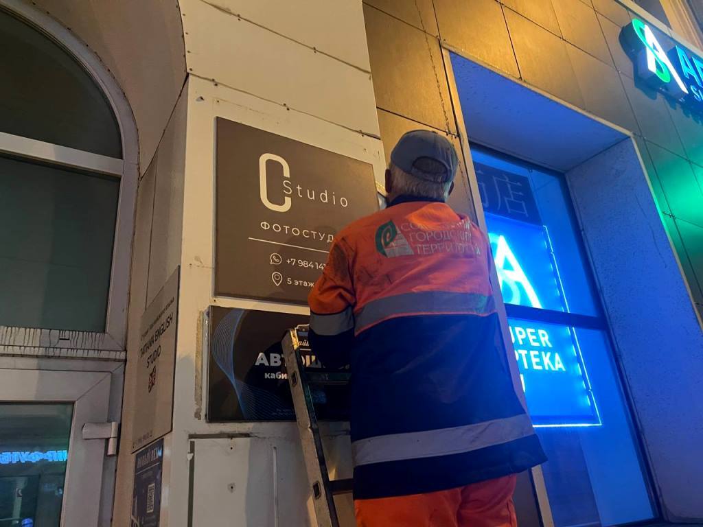 Дорожная служба Владивостока продолжает наводить порядок на улицах краевой столицы, убирая все самовольно установленные объекты. На этой неделе под снос пошел шлагбаум на Океанском проспекте, 17 и сразу 12 незаконных рекламных объектов. Афиши, баннеры и указатели, которые предприниматели разместили незаконно, убрали с Алеутской, 29, Хабаровской, 8, 9 и 10. Все демонтируемые объекты вывезли на площадку временного хранения. Чтобы собственнику забрать своё имущество, ему предстоит оплатить штраф и компенсировать понесенные расходы по демонтажу. #Демонтаж