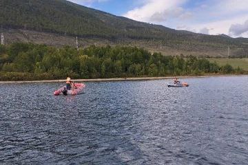 Отвлекся на пару минут и потерял семью сибиряк ушел на дно спасая своих родных Казалось бы что может случиться на тихом озере в солнечный день Но для семьи из Ангарского округа отдых на природе обернулся кошмаром В местности Хала Ольхонского района мужчина отошел от своих родных чтобы отогнать коров от лагеря В этот момент он заметил что лодку в которой сидели его жена и маленький внук уносит ветром Не раздумывая пенсионер бросился в воду зная что каждая секунда на счету Прибывшие спасатели нашли вёсельную лодку в четырех километрах от берега Вот только мужа которого женщина потеряла из виду поблизости не было Спустя некоторое время поисков тело мужчины обнаружили в 300 метрах от берега на глубине 4 метров Фото Байкальский поисково спасательный отряд МЧС России