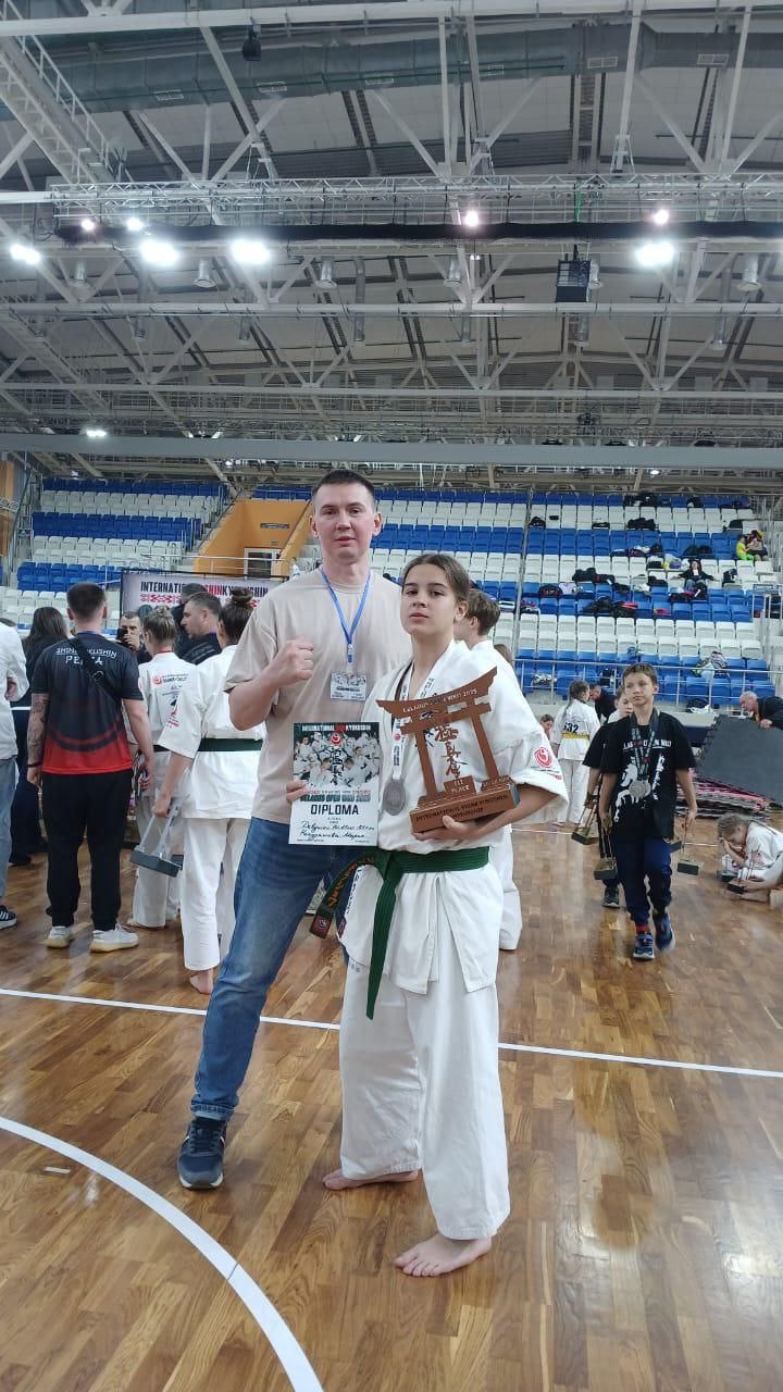 Ученица гимназии N 82 заняла третье место в международных соревнованих Belarus Open WKO Прошли они в выходные в Минске. В турнире приняло участие около 750 спортсменов с разных стран. Мария Кондрашова заняла третье место в категории девушки 14-15 лет . Поздравляем юную спортсменку с достойным результатом и желаем ей новых побед. Читайте нас в ВК и подписывайтесь на наш Телеграм