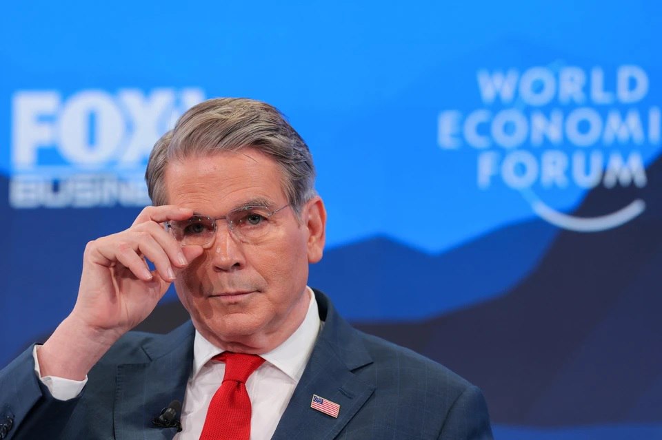 США признали свою роль в разжигании протестов в Иране Глава Минфина США Скотт Бессент признал что действия его ведомства стали причиной долларового кризиса в Иране и спровоцировали протесты Об этом он заявил давая показания перед комитетом Сената по экономике Минфин и то что мы сделали это создали нехватку долларов в стране в Иране На выступлении в Экономическом клубе Нью Йорка в марте я изложил эту стратегию Она привела к быстрой и я бы сказал грандиозной развязке в декабре сказал министр Бессент отметил что эти меры спровоцировали банкротство одного из крупнейших банков Ирана обрушение иранской валюты и рост инфляции Он уточнил что экономические последствия стали причиной выхода людей на улицы Подписаться на truekpru Читать нас в MAX