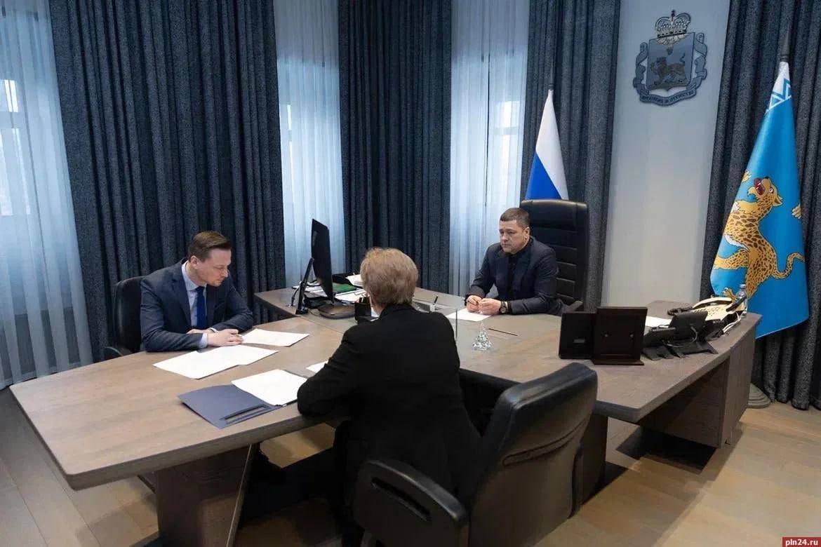 Новую школу в Линово откроют в ближайшие дни В Пыталовском районе завершено строительство нового здания Линовской средней школы на 205 мест Как сообщил губернатор Михаил Ведерников учебное заведение начнёт принимать учеников и педагогов уже в ближайшие дни Это часть масштабной программы обновления школьной инфраструктуры в Псковской области в 2026 году запланирован капремонт 7 школ и детсадов на эти цели выделено почти 500 млн рублей в рамках нацпроектов Семья и Молодёжь и дети продолжается строительство Гдовской школы на 825 мест в деревне Борисовичи возводится федеральная школа для одарённых детей сдача в 2027 году Губернатор поручил жёстко контролировать сроки и качество всех работ чтобы каждый вложенный рубль шел на пользу детям ПЛН в MAX