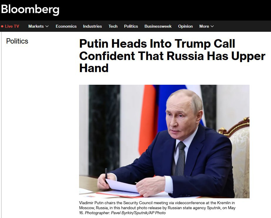 Путин уверен, что российские войска прорвут украинскую оборону до конца года и полностью возьмут под контроль ДНР, ЛНР, Херсонскую и Запорожскую области — Bloomberg Об этом агентству сказал человек, знакомый с ходом мыслей российского президента. Два других источника Bloomberg, близких к Кремлю, утверждают, что Владимир Путин готов к затяжным боевым действиям и с энтузиазмом относится к перспективе дальнейших санкций со стороны США. Европейский чиновник сообщил агентству, что канцлер Германии Фридрих Мерц, президент Франции Эммануэль Макрон и премьер Великобритании Кир Стармер 16 мая пытались убедить Дональда Трампа в том, что он будет выглядеть проигравшим, если Путин убедит его заключить «плохую сделку» по Украине, отмечает агентство. Европейские официальные лица, ссылаясь на данные разведки, утверждают, что оценка Путина якобы расходится с реальностью, и Россия не обладает достаточным военным потенциалом, чтобы добиться поставленных им целей, пишет Bloomberg. Источник агентства, близкий к Минобороны России, согласился с этой оценкой. Он заявил, что крупные наступательные операции якобы стали слишком дорогостоящими и неэффективными на фоне распространения дронов