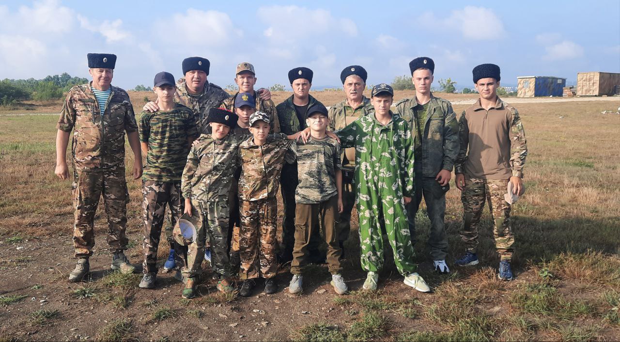 Стрельба, тактика и командный дух    В Новороссийском районе прошли военизированные полевые сборы, организованные хуторским казачьим обществом «Кубанский казачий клуб» Екатеринодарского районного казачьего общества. Мероприятие было посвящено памяти казаков, погибших в ходе специальной военной операции. Перед началом сборов участники почтили их память у мемориала.       Программа мероприятия включала занятия по военно-полевой подготовке, направленные на развитие профессиональных навыков и развитие необходимых навыков. Казачата соревновались в стрельбе из пневматической винтовки, неполной разборке-сборке автомата, а также в тактическом ведении боя в полной экипировке. Участники продемонстрировали не только хорошую физическую форму, но и дисциплину, умение работать в команде и взаимовыручку.     По итогам состязаний хуторской атаман Игорь Булгаков вручил кубок и медали юношам, показавшим высокий уровень подготовки.    Проведение таких сборов способствует патриотическому воспитанию молодежи и укреплению традиций казачества.