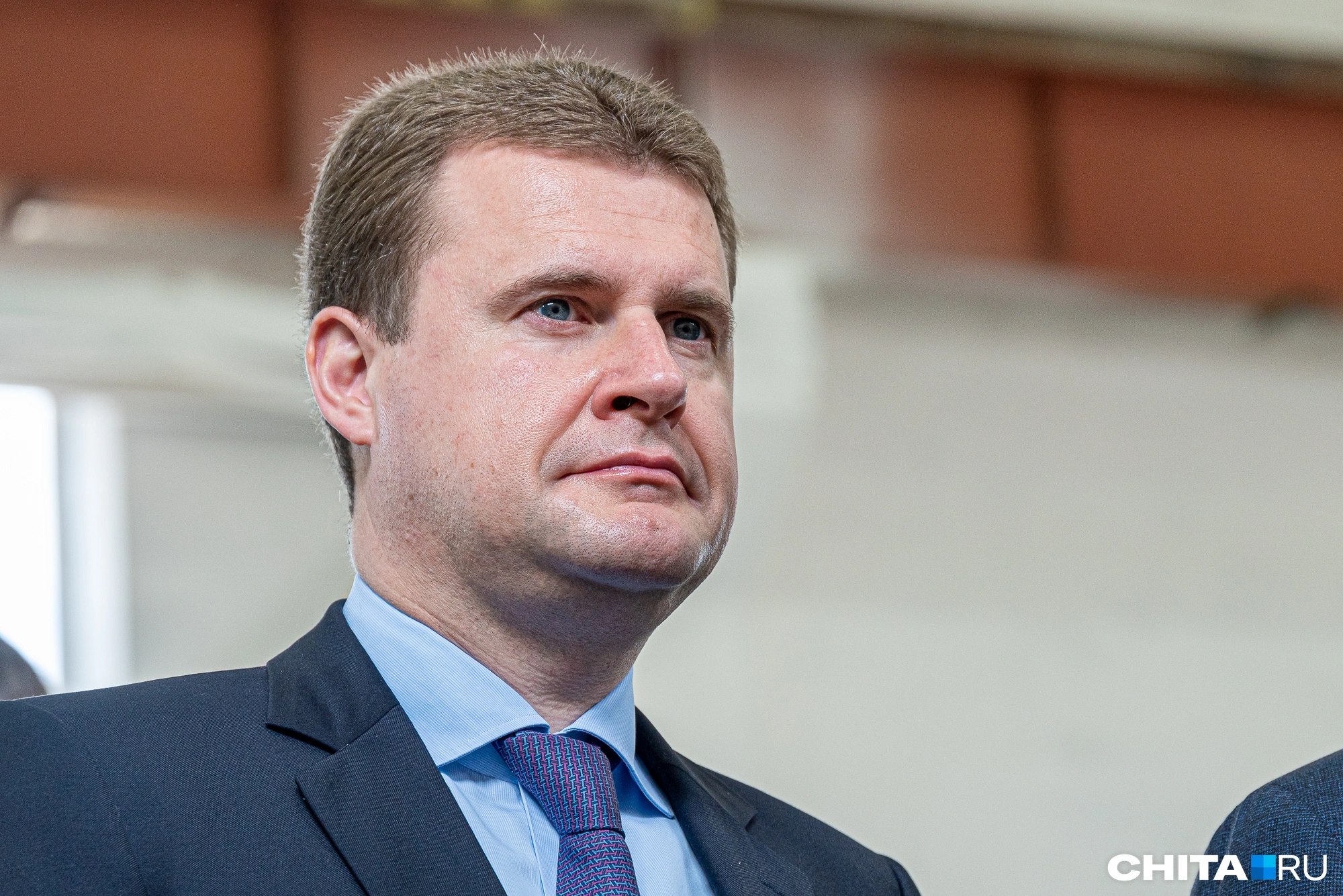 Глава Министерства по развитию Дальнего Востока и Арктики Алексей Чекунков назвал проект Владивостокской кольцевой автодороги ВКАД нерабочим Он считает его реализацию невозможной в нынешних экономических условиях Это дорогой проект он посчитан И я думаю что как раз он ждет выравнивания макроэкономических условий для того чтобы можно было к нему подойти потому что при стоимости в несколько сотен миллиардов рублей и ставке 20 это не рабочий проект уточнил министр Проект ВКАД начали обсуждать более десяти лет назад Он предполагает строительство 10 километровой дороги от спорткомплекса Динамо до Татарской набережной Трасса планируется вдоль побережья затрагивая прибрежные территории включая пляжи стоянки маломерных судов в районе Моргородка и русло Первой речки Подписаться