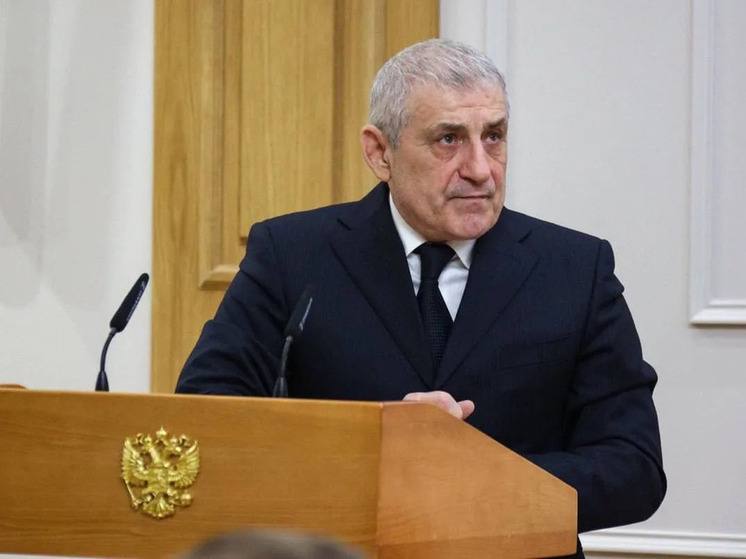 Дагестан экспортировал более трех тысяч тонн шерсти на сумму 2 3 миллиона долларов США в страны ближнего зарубежья включая Беларусь Китай и Казахстан Об этом сообщил вице премьер правительства региона Ризван Газимагомедов на заседании Межведомственного штаба по развитию рынка шерсти в Москве Газимагомедов подчеркнул что Дагестан является лидером по производству шерсти в России ежегодно выпуская более 14 тысяч тонн Это составляет около 36 общероссийского объема и более 65 в Северо Кавказском федеральном округе Для дальнейшего развития отрасли в республике предусмотрена господдержка а именно субсидии до 70 затрат на оборудование для переработки шерсти максимум 100 млн рублей на проект В текущем бюджете на эти цели заложено 100 млн рублей Кроме того в Дагестане создан промышленный кластер из восьми предприятий с общими инвестициями 343 6 млн рублей который создаст 147 новых рабочих мест