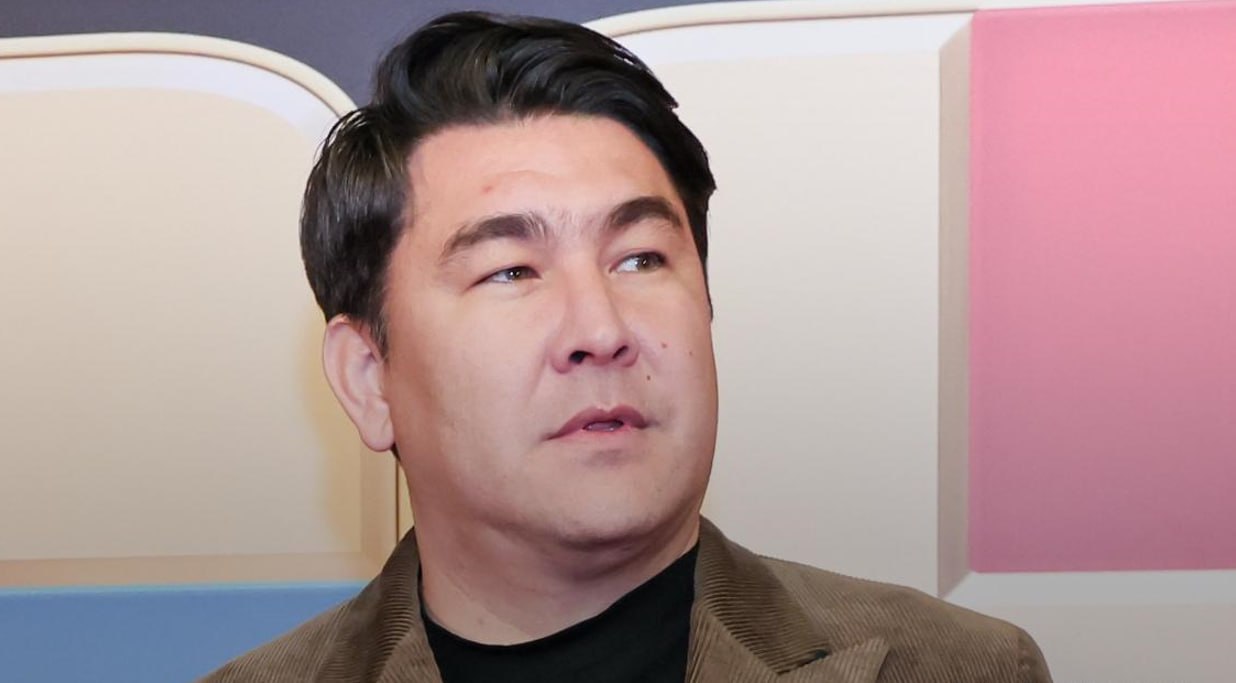 Комик Азамат Мусагалиев внесен на Украине в список угроз национальной безопасности, сообщает украинское министерство культуры и стратегических коммуникаций. Причиной называется участие комика в концерте в ДНР в 2023 году, где он исполнил юмористическую патриотическую песню, а также его поддержка действий России и лично Путина.