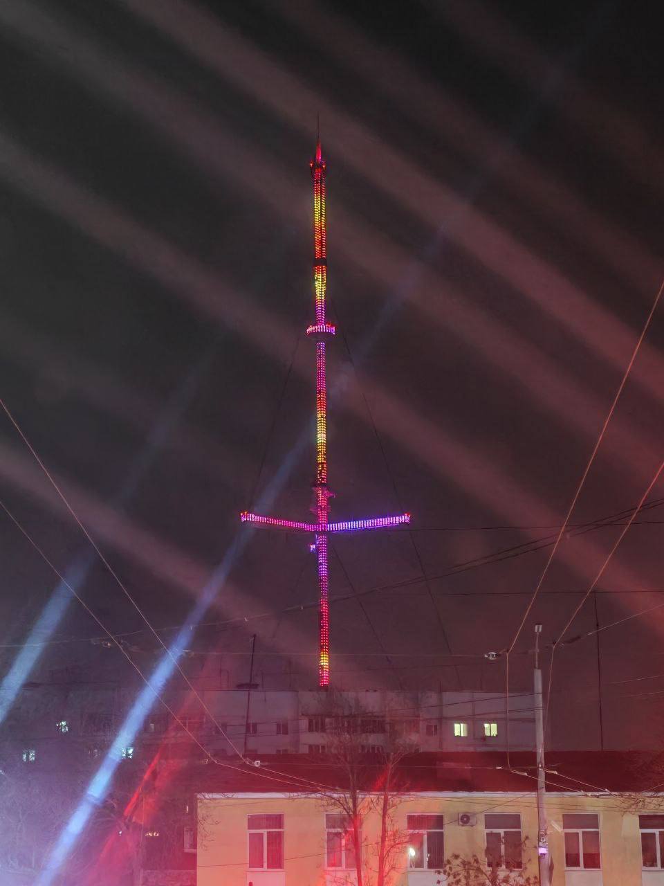 ОРТ Новости Оренбуржья Телебашня в Оренбурге подсветит цвета флагов России и Беларуси в честь Дня Союзного государства 8 декабря филиал РТРС Оренбургский ОРТПЦ включит специальную тематическую подсветку В этот день отмечают 26 ю годовщину подписания Договора о создании Союзного государства Беларуси и России С 18 00 до полуночи мачта окрасится цветами российского триколора и белорусского флага На медиафасаде сооружения появится надпись 8 декабря День создания Союзного государства Фото пресс служба администрации города подробнее на канале ОРТ Новости Оренбуржья