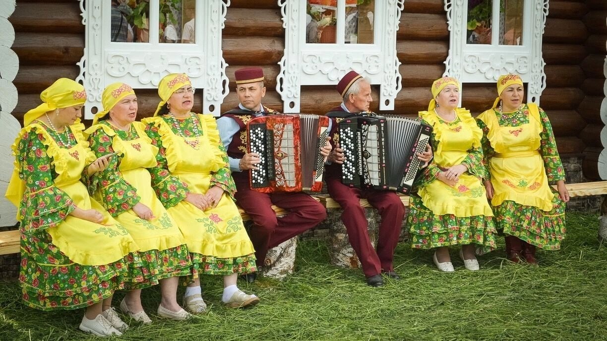 В Башкортостане определены даты одного из самых ярких и долгожданных народных праздников — Сабантуя Глава республики Радий Хабиров подписал указ, утвердивший примерный график гуляний по районам. Праздник плуга, как его ещё называют, охватит всю республику: жители и гости смогут присоединиться к соревнованиям, угощениям и концертам в период с конца мая до середины июля. Стартует Сабантуй 31 мая — первые гуляния пройдут в Аургазинском, Бижбулякском, Бурзянском и ряде других районов. Пик праздников — 12 июня, в День России, когда торжества накроют сразу два десятка районов. Финальный аккорд — 19 июля: Сабантуй завершится в Белокатайском районе. Теперь у жителей республики есть шанс заранее выбрать дату, спланировать поездку и не пропустить веселье с национальным колоритом — скачками, борьбой курэш, песнями, плясками и, конечно, ароматным пловом.