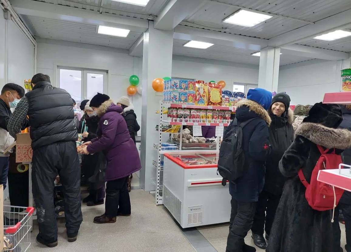 В этом году в Арктику Якутии завезено 6 тысяч тонн социально значимых товаров В 2025 году в Якутии общий объём поставок социально значимых товаров в арктические районы составил 6 тысяч тонн 4 5 тысячи тонн доставлены по зимнику и ещё 1 5 тысячи тонн по навигации Об этом сообщил Министр по развитию Арктики и делам народов Севера Якутии Владимир Черноградский Он отметил что важным элементом в формировании устойчивой логистической цепочки стал запуск нового консервного цеха который стал важным элементом В этом году мы завершаем реализацию программы по строительству торгово логистических центров в 13 арктических районах Новый консервный цех это логическое продолжение этой работы направленной на обеспечение продовольственной безопасности северных территорий сказал Владимир Черноградский Новый производственный объект представляет собой современный пищекомбинат где будет налажен выпуск нескольких видов консервированной продукции В производстве планируется использовать дикоросы и сырьё традиционных отраслей хозяйственной деятельности что позволит создать систему переработки местных ресурсов и обеспечить население качественными продуктами Таким образом мы замыкаем полный цикл от северного завоза до переработки и обратной загрузки Это создаёт новые рабочие места укрепляет продовольственную независимость и способствует развитию экономики арктических районов подчеркнул Владимир Черноградский сахасирэ ольгабалабкина мыработаем якутия арктика экология арктическаяякутия Подписывайтесь на канал t me balabkinaov