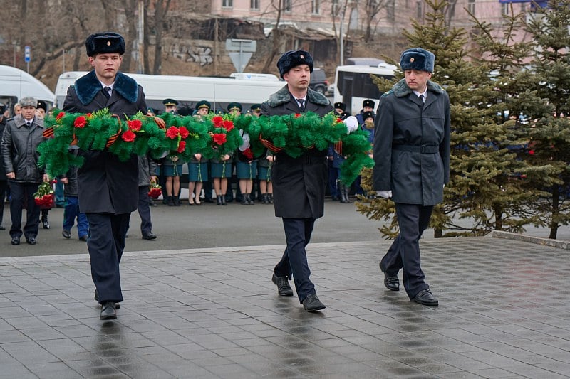 Владивосток встретил «Эстафету Победы – 2025»  12 марта в столице Приморья состоялась торжественная церемония в рамках международной патриотической акции «Эстафета Победы – 2025». Символ акции прибыл из Сахалинской области и был передан у мемориального комплекса пограничникам, погибшим при защите границ Отечества.    Акция посвящена 80-летию Победы в Великой Отечественной войне и проходит вдоль внешних границ стран СНГ. Стартовав 2 февраля в Брестской крепости и Мурманске, эстафета завершится 28 мая в Москве. Ее цель – сохранить память о подвиге советского народа и напомнить о важности мира и единства.  Участники возложили цветы к мемориалу и почтили память героев минутой молчания.  «Эстафета Победы – 2025» – это не просто акция, а напоминание о том, как важно хранить историческую правду и передавать ее будущим поколениям.