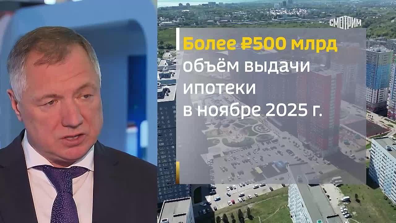 Семейки на всю вторичку ждать не стоит виновник найден Инициатива распространить семейную ипотеку на весь рынок вторичного жилья скорее всего так и останется на стадии обсуждений Новый аргумент против прозвучал от вице премьера Марата Хуснуллина Главным препятствием оказались не расходы бюджета а устаревший жилой фонд в стране Надо понимать что такое ипотека на вторичное жилье Если человек возьмет ипотеку на вторичное жилье на 15 лет и через 15 лет жилье станет аварийным или ветхим У нас во многих малых городах жилой фонд устаревший Мы выборочно с министерством финансов к этому подходим Впрочем вице премьер отметил что в целом поддерживает идею расширения программы и упомянул дополнительную бюджетную нагрузку Но ключевой барьер теперь официально обозначен если программу не расширят виноват будет в первую очередь ветхий жилой фонд СемейнаяИпотека ВторичноеЖилье Недвижимость Ипотека Хуснуллин