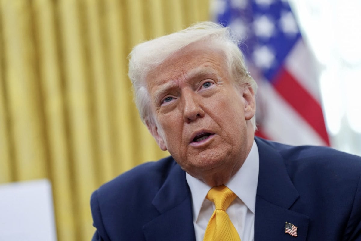 Politico: Трамп поддержал мирный план «коалиции желающих» Французский лидер Эммануэль Макрон, находясь в Киеве, связался по телефону с президентом Соединенных Штатов Дональдом Трампом. Собравшаяся в украинской столице группа стран, заинтересованных в урегулировании конфликта, получила от американского президента заверения в поддержке усилий по оказанию давления на Россию. Bнициатором звонка Трампу, совершенного по мобильной связи после трехчасовых переговоров, выступил Макрон. Несмотря на раннее утро в Вашингтоне, Трамп ответил на звонок. Два европейских чиновника, пожелавшие остаться анонимными, заявили в интервью изданию Politico, что президент США выразил согласие поддержать требования европейской стороны. Однако один из чиновников отметил непостоянство позиции Трампа, склонного к быстрой смене собственных взглядов. Фото: Chris Kleponis, Источник: Consolidated News Photos