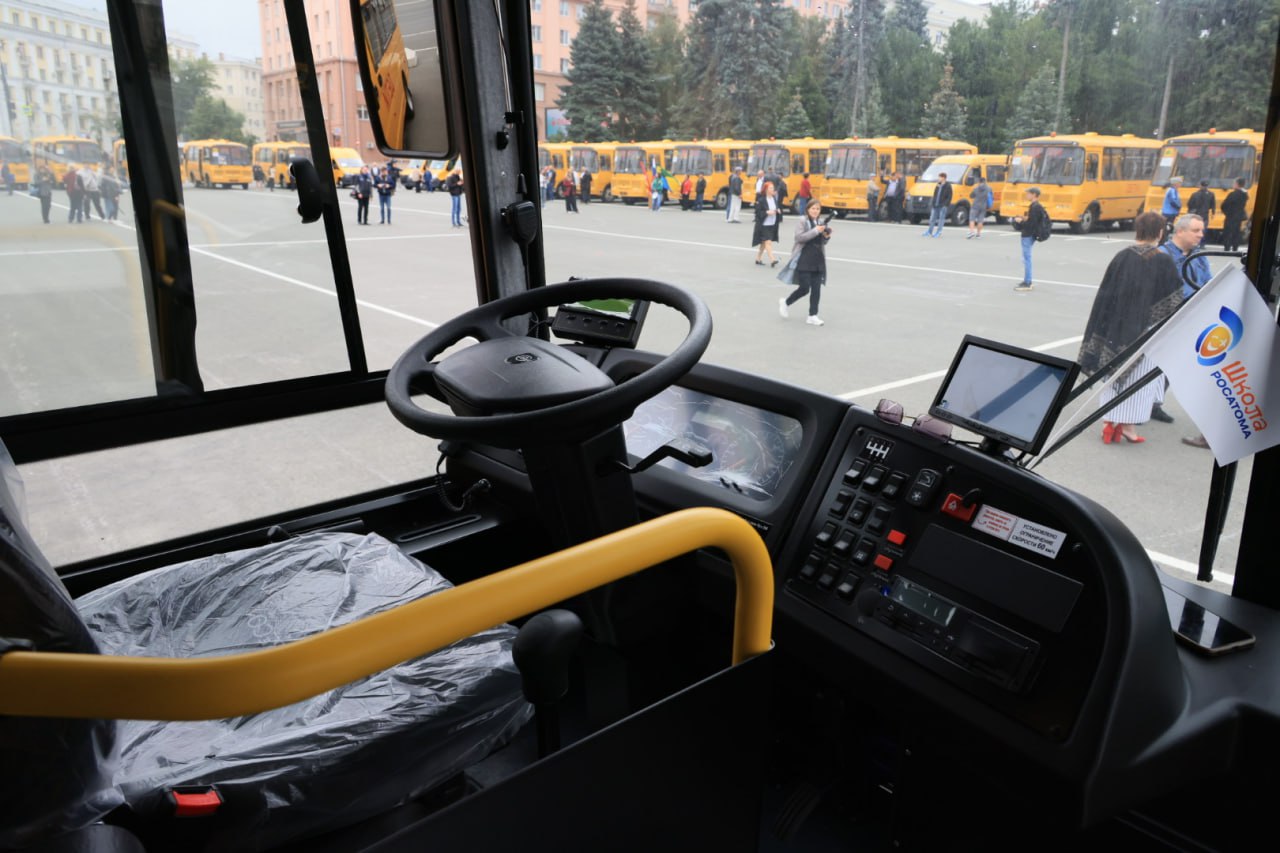 Южноуральские муниципалитеты получили новые школьные автобусы  Перед отправкой в территории транспорт осмотрел губернатор Челябинской области Алексей Текслер.  Торжественная передача новых транспортных средств для перевозки школьников состоялась накануне на центральной площади Челябинска. 42 новых школьных автобуса отечественного производства отправились в 19 муниципалитетов Южного Урала.  Глава региона ознакомился с транспортом, подчеркнув, что в рамках выполнения поручения президента Владимира Путина в субъектах РФ, в том числе Челябинской области происходит ежегодное обновление парка школьных автобусов.   Непосредственно в Челябинской области за последних три года в муниципалитеты передано 183 новых школьных автобуса, а с начала реализации программы направлено 674 транспортных средства.  В ходе мероприятия Алексей Текслер пообщался с главами муниципалитетов, поручив проработать потребность в больших автобусах. Помимо этого, губернатор поставил задачу вводить в эксплуатацию гаражи, где можно оставлять новые автобусы.  «Водители поделились, что важно работать на новой технике. У них большая ответственность – возить детей, и поэтому новая техника, понятно, более безопасная, более качественная», – отметил Алексей Текслер, дополнив, что в большинстве территорий нет транспорта старше 10 лет.