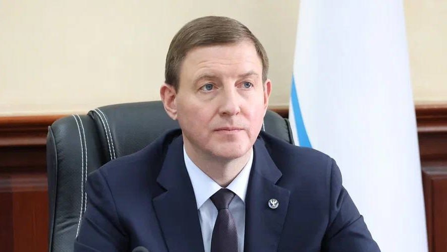 Глава республики Алтай Андрей Турчак отправил в отставку правительство региона. С сегодняшнего дня весь кабинет министров работает в статусе и. о. Это сделано в связи с изменениями в республиканскую Конституцию, которые были внесены в конце апреля. Согласно поправкам разделены должности главы региона и премьер-министра. Кроме того председатель правительства, его заместители и все министры будут проходить обязательное согласование с депутатами Госсобрания. Представлю будущий состав Правительства уже на этой неделе. Депутатский корпус рассмотрит предложенные кандидатуры на сессии 24 июня, – сообщил Турчак.