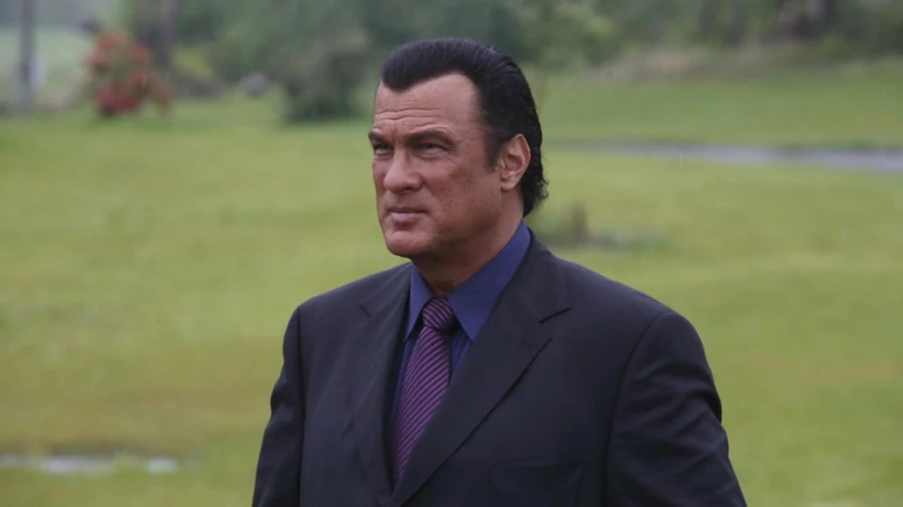 Актер Стивен Сигал сыграет роль в фильме который будут снимать на Алтае В 2026 году намечен старт производства трех совместных российско американских кинолент с участием Стивена Сигала По информации ТАСС ссылающегося на заявления Стивена Мао американского кинопродюсера и главы Studio Mao съемки одной из картин пройдут на Алтае По словам Мао для одного из проектов в пяти различных регионах России включая Алтай будут отсняты отдельные эпизоды Мы горим желанием приступить к реализации этих проектов В работе над всеми фильмами примут участие как американские так и российские кинематографисты мы искренне надеемся на укрепление связей между нашими киноиндустриями подчеркнул он Продюсер уточнил что один из фильмов представит собой философскую притчу сочетающую в себе элементы экшена и духовного повествования Также он сообщил о договоренностях по международному прокату картин которые будут показаны в России США и других странах Фото кадр из фильма Руслан