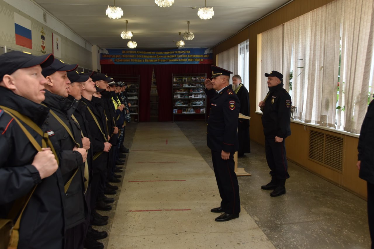 На родную Марийскую землю из очередной командировки на Северный Кавказ вернулся сводный отряд полиции Временно исполняющий обязанности Министра внутренних дел по Республике Марий Эл полковник полиции Коновалов Алексей Сергеевич поблагодарил сотрудников за безупречное несение служебного долга и профессионализм Несколько дней назад на смену прибывшим в очередную длительную командировку в Северо Кавказский регион отправился еще один сводный отряд сотрудников органов внутренних дел Республики Марий Эл Алексей Сергеевич призвал полицейских соблюдать дисциплину и законность во время несения службы на высоком уровне выполнять служебные обязанности и направить свои силы на поддержание общественного порядка и обеспечение безопасности граждан на вверенной им территории Представитель Общественного совета при МВД протоиерей Александр Бачурин пожелал полицейским душевного мира светлых помыслов и мужества при выполнении задач на благо Отечества