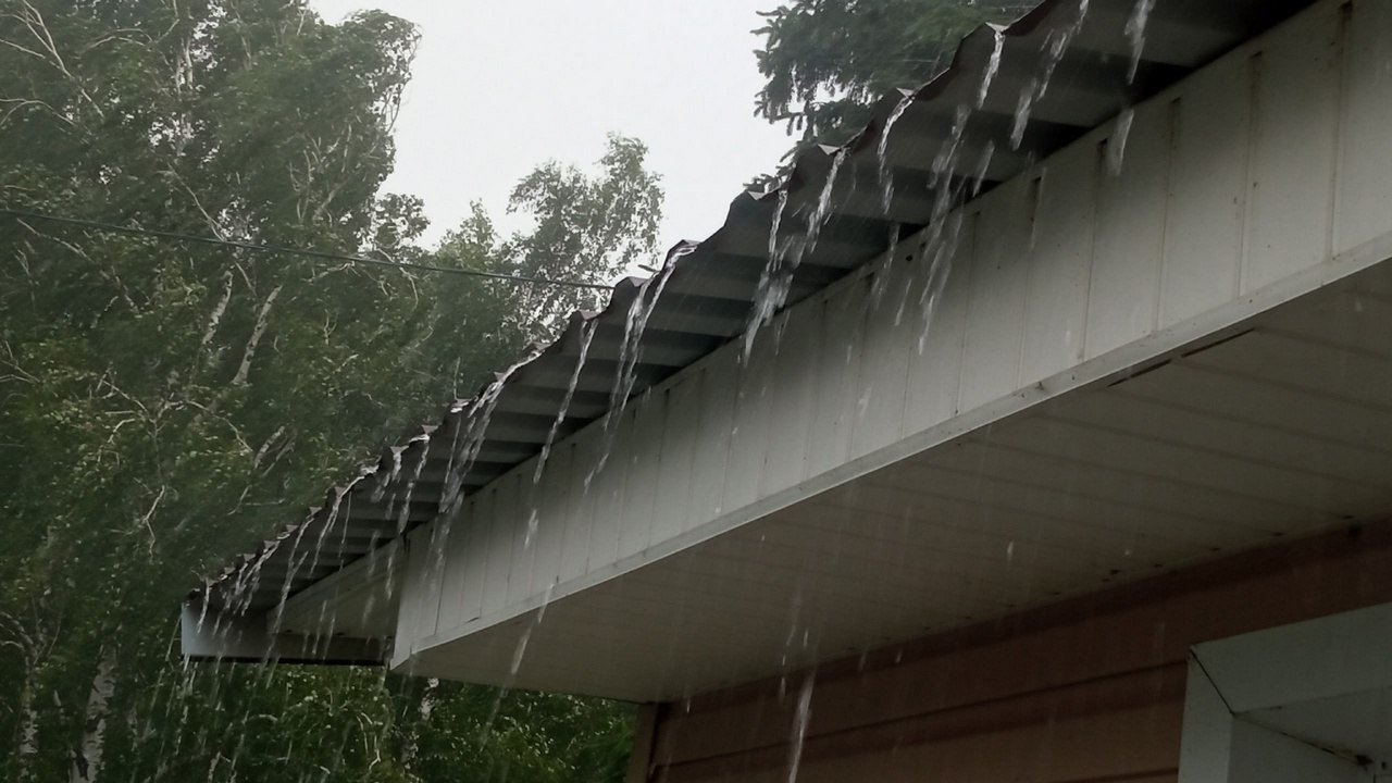 Дожди с грозами и 29°C ожидаются в Челябинской области  В Челябинской области вместе с почти 30-градусной жарой ожидаются дожди и грозы. Синоптики предупредили южноуральцев о капризах погоды в ближайшие дни.  По данным Челябинского гидрометцентра, днем во вторник, 22 июля, воздух в области прогреется до 24-29°C. В горных районах будет заметно прохладнее – до 21°C, в Челябинске – около 25°C.  На севере региона местами пройдут кратковременные дожди с грозами. Осадки ожидаются и в Челябинске – в первой половине дня и после заката.  В ночь на среду похолодает до 12-17°C, местами также пройдут дожди с порывами ветра до 13 м/с.  По предварительному прогнозу, к выходным погода на Южном Урале резко испортится. Уже в субботу в Челябинске похолодает до 19°C, пройдут дожди, которые задержатся минимум до вторника.    Вести Южный Урал   Челябинск