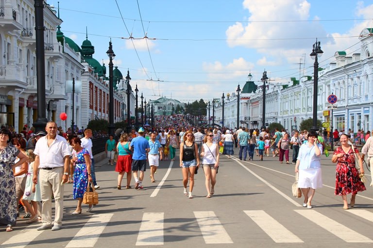В Омске перекроют часть улицы Ленина для транспорта по выходным летом В Омске каждую неделю на выходных будет перекрываться движение по центральной части улицы Ленина. Речь идет об участке от площади Победы до улицы Партизанской - он станет полностью пешеходным. Ограничение будет действовать с 20:00 пятницы до 20:00 воскресенья. Впервые улица закроется для транспорта уже в эти выходные — с 16 по 18 мая. Такая схема будет применяться на регулярной основе до 31 августа. Напомним, что идея сделать Любинский проспект пешеходным обсуждалась в городе более 15 лет, но реальная реализация стала возможной лишь в 2025 году.