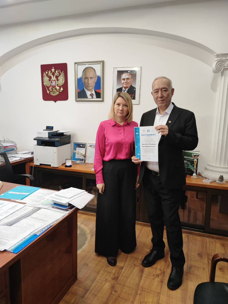 Наш преподаватель эксперт Всероссийского конкурса ФГБОУ ДПО Институт развития профессионального образования провёл Всероссийский конкурс лучших педагогических практик организации проектной деятельности обучающихся Лучший индивидуальный проект по общеобразовательным дисциплинам в среднем профессиональном образовании Конкурс проводился с целью выявления и распространения успешного опыта организации проектной деятельности обучающихся при выполнении индивидуального проекта по общеобразовательным дисциплинам с учетом получаемой профессии или специальности в пределах освоения образовательных программ СПО реализуемых на базе основного общего образования Преподаватель высшей категории Колледжа космического машиностроения и технологий Технологического университета им А А Леонова филиала МИИГАиК кандидат физико математических наук Алишер Алимджанович Эшанов был приглашён в Экспертный совет конкурса Алишер Алимджанович Эшанов принял активное участие в работе Экспертного совета оценив представляемые проекты по целому ряду критериев включая научную обоснованность творческий подход перспективы внедрения и общую пользу для образовательного процесса Среди основных критериев оценки выступали уникальность идей научно методический уровень проработанности проектов а также эффективность взаимодействия преподавателей и студентов в процессе реализации научного замысла Организация конкурса позволила выявить передовые образовательные практики и способствовала дальнейшему развитию педагогического мастерства преподавателей СПО Участие экспертов подчеркнуло необходимость систематического обновления методик преподавания и укрепления связи науки и образования