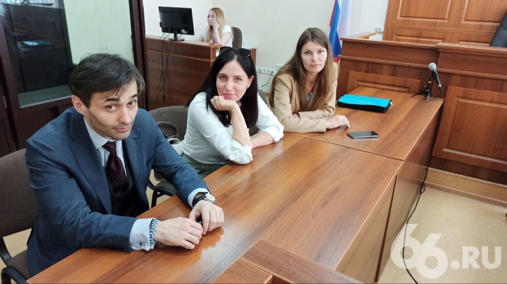 Водителя которого обвиняли в убийстве бизнесмена в 2000 году оправдали с третьей попытки Свердловский областной суд оставил без изменений решение об оправдательном приговоре в отношении Насими Мамедова которого обвиняли в заказном убийстве бизнесмена Алексея Зубакина сообщили в пресс службе судов региона В Зубакина выстрелили 12 раз когда он выходил из автомобиля марки Mercedes Benz Следствие не смогло сразу установить лиц причастных к убийству поэтому расследование в 2001 году приостановили В 2022 году силовики задержали предполагаемого заказчика Дмитрия Дейча посредника Михаила Клока и исполнителя Насими Мамедова Кировский районный суд Екатеринбурга уже дважды рассматривал дело водителя в 2023 и 2024 годах Присяжные единогласно выносили оправдательные вердикты Однако суд апелляционной инстанции возвращал дело на новое рассмотрение   Новости из Екатеринбурга