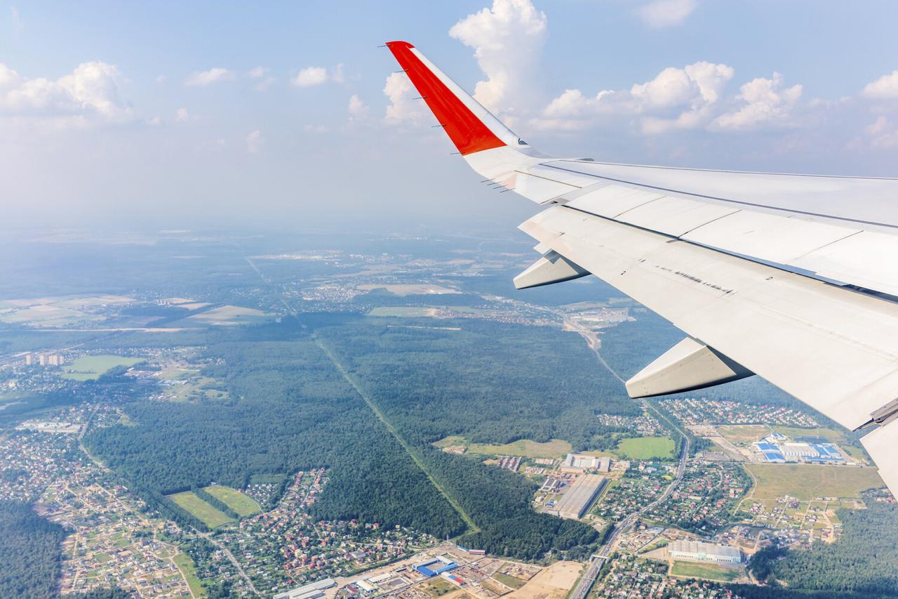 В России с 1 марта изменятся правила авиаперелетов С начала марта перевозчики должны будут заранее информировать пассажиров   об условиях перелета   о порядке изменения билета   о возврате денег при отказе от поездки Отдельно пропишут правила возврата средств в случае болезни и других вынужденных обстоятельств раньше такой обязанности в деталях не было Есть изменения и для семей   детей до 12 лет и сопровождающих должны сажать рядом и без доплаты   порядок предоставления мест закрепят прямо в правилах Новые требования войдут в обновленные правила воздушных перевозок Читайте Газету Ru в MAX Участвуйте в розыгрыше
