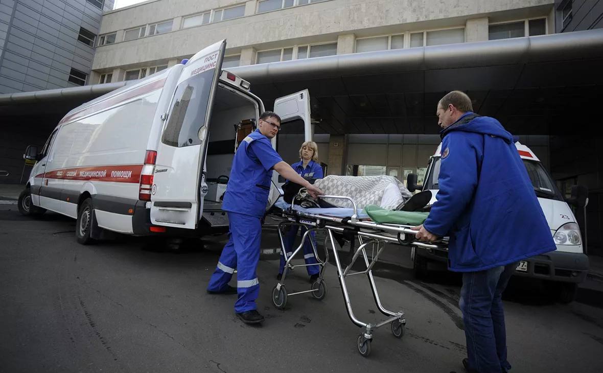 Во Владивостоке мужчина случайно проглотил кусок пластика из банки с маринованными огурцами и едва не скончался от этого  64-летний мужчина поступил в Тысячекоечную больницу с острой болью в животе. Обследование показало, что у него перитонит, и его срочно пришлось оперировать. Во время операции хирург обнаружил, что причина боли — кусок пластика размером 1,5 на 2,5 сантиметра, который застрял в тонком кишечнике.   Этот пластик прошёл через весь желудочно-кишечный тракт, повредив стенку кишечника и вызвав воспаление. Врачи провели операцию, при которой тщательно удалили инородное тело и зашили кишку.   Хирург Дмитрий Фисун рассказал, что пациент был шокирован, узнав, что причину его страданий вызвал проглоченный кусочек пластика из банки с маринованными огурцами.   В настоящее время мужчина благополучно восстановился и уже выписан из больницы.    Админу