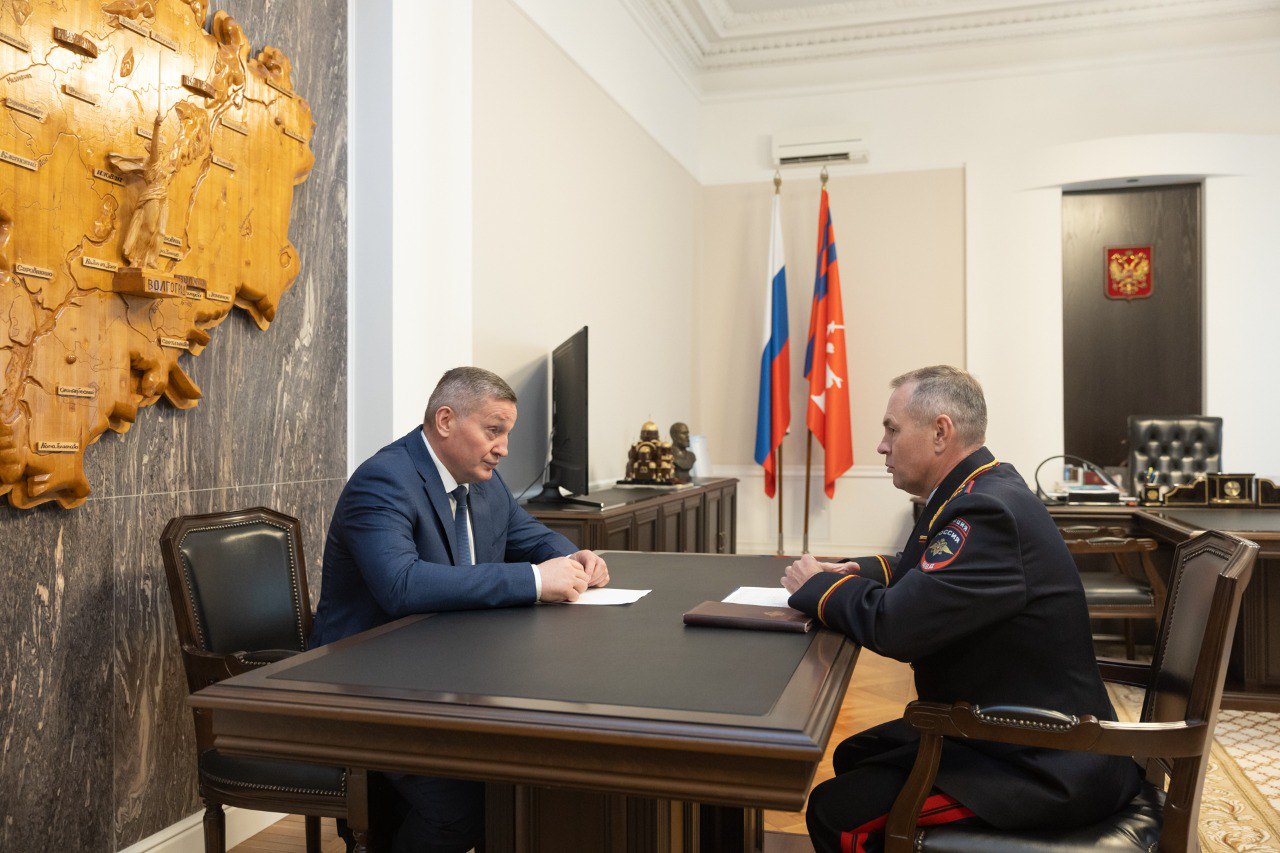 Губернатор Волгоградской области Андрей Бочаров провел рабочую встречу с начальником ГУ МВД России по Волгоградской области Дмитрием Свиновым На встрече обсуждались вопросы межведомственного взаимодействия и обеспечения комплексной безопасности на территории Волгоградской области, в том числе рассмотрены итоги работы в первом полугодии 2025 года. Особое внимание уделено вопросам безопасности на объектах дорожно-транспортной инфраструктуры. Напомним Накануне состоялось заседание регионального оперативного штаба под руководством губернатора Андрея Бочарова с участием руководителей правоохранительных, силовых, надзорных ведомств, органов исполвласти, местного самоуправления, предприятий и организаций — по итогам совещания выработаны дополнительные меры по обеспечению комплексной безопасности жителей региона и территории Волгоградской области.