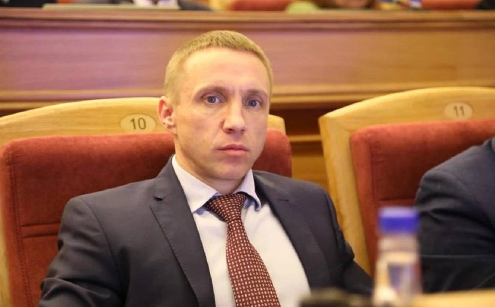  Прокуратура не смогла взыскать ₽235 млн с фирмы экс-депутата Тюрина в Уфе Контракты компании «Башнафтатранс» с обанкротившимся «Госстроем» признали законными. В 2016 году компания «Госстроя» Кирилла Бадикова заключила с «Башнафтатрансом» договор генерального подряда на строительство дома «Литер 5а» в квартале «Московский» между улицами Сун-Ят-Сена, Айской, Большой Московской и продолжением улицы Бехтерева в Уфе. Стоимость контракта составила 483 млн руб. «Высотки» успели перечислить генподрядчику 235 млн руб. В 2022 году «Высотки» обанкротились, как и вся группа «Госстрой», а сотни дольщиков остались без уже оплаченных квартир. Конкурсный управляющий «Высоток» Ильдар Ахметьянов, прокуратура и Фонд развития территорий считают, что договор генподряда с фирмой Тюрина был заключен фиктивно, «Башнафтатранс» не проводил никаких работ на объекте, а перечисленные средства на самом деле были украденными деньгами дольщиков. РБК-УФА