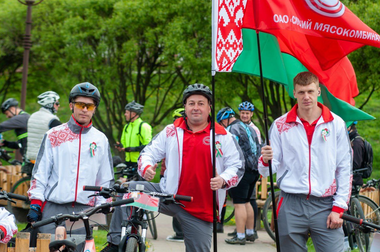 В Слуцком районе активно развивают спорт на 2026 год запланировано 85 спортивно массовых мероприятий Среди них спартакиады велотур Дорогами освободителей и семейный забег Когда мы вместе мы едины Важнейшие инфраструктурные планы строительство нового спортивного комплекса для игровых видов спорта 2026 2027 гг и установка антивандальных уличных тренажёров Особое внимание уделяется инклюзивности организуются группы скандинавской ходьбы для людей с инвалидностью занятия по шоудауну для незрячих спартакиады ветеранов Начальник отдела спорта Ирина Тетерник подчёркивает главная задача сделать спорт доступным и привлекательным для каждого жителя района независимо от возраста места жительства или физических возможностей По её словам растёт запрос на здоровый образ жизни поэтому власти развивают инфраструктуру поддерживают массовые мероприятия и гордятся спортсменами прославляющими регион