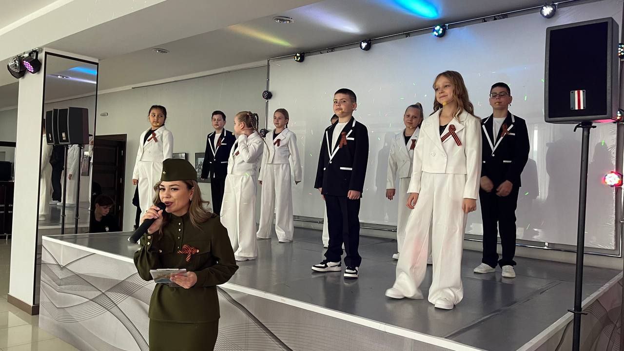 Эстафету Памяти «Культура для Победы» сегодня принял городской Дом культуры «Апшеронск» Артисты городского Дворца культуры встретили гостей детской патриотической программой «МЫ ЗАЩИТНИКАМИ СТАНЕМ», посвященной Году защитника Отечества и 80 – летию со дня Победы в Великой Отечественной войне. С большим интересом юные гости принимали участие в активностях программы и громкими аплодисментами встречали артистов. В концертной программе приняли участие: вокальная студия «Про – Талант», руководитель Юлиана Пацейко; образцовый ансамбль армянского танца «Урарту», руководитель Армине Айрапетян; образцовая вокальная студия «Золотые дети», руководитель Юлия Сулейманова; солистка Дворца культуры Юлиана Пацейко; Участница студии художественного слова «Волшебный микрофон» Анита Микаелян, руководитель Ирина Тарсакова; ведущая Полина Костенко. Теперь ГДК «Апшеронск» передает эстафету Памяти "Культура для Победы" Межпоселенческой библиотеке Апшеронского района. ГКДЦ "Апшеронск" Апшеронский рабочий