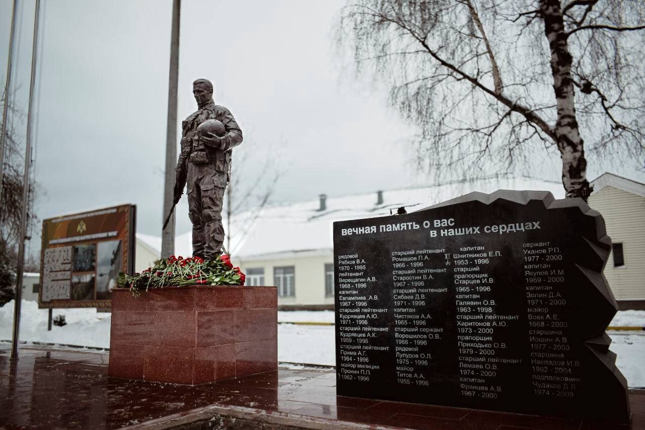 В Нижнем Новгороде открылся памятник бойцам спецназа Росгвардии работы известного скульптора Андрея Ковальчука — сообщает АиФ  В Нижнем Новгороде на территории Управления Росгвардии по Нижегородской области, возглавляемом полковником полиции Медведевым В.И., открыт памятник «Героям — вечная память», созданный народным художником, известным скульптором А.Н. Ковальчуком.   На торжественной церемонии открытия присутствовали первые лица Росгвардии и региона, а также руководство ГК «Диктатура Закона» - почетный адвокат России Эдуард Буданцев и Евгений Смирнов, которыми памятник принесен в дар. Евгений Смирнов также является советником председателя Союза художников России А. Н. Ковальчука.  Монументальная скульптура представляет собой фигуру офицера спецназа, склонившего голову в память о павших при исполнении долга товарищах. Его отличает внимание к деталям и выразительность образа.   Работы по созданию велись совместно с действующими офицерами СОБР и ветеранами спецслужб.   В ходе церемонии гости возложили цветы и почтили память павших.