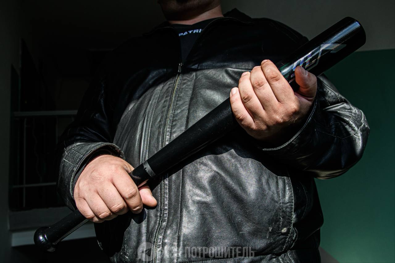 «Напоминает работу братков в 90-х»: в Екатеринбурге мужчину избили после конфликта с УК  В Екатеринбурге трое неизвестных жестоко избили местного жителя Ивана. Он уверен: нападение связано с конфликтом с УК «ГринСервис», которую жильцы его дома хотят сменить.  Иван живет в доме на Мостовой в поселке Совхозный. Дом сдан в 2019 году, но, по словам жильцов, там регулярно рвутся трубы, топит квартиры, а начисления за охрану вызывают вопросы. Ответственность за это жители возлагают на УК, с которой теперь хотят расторгнуть договор.  Иван организовал собрание собственников по поводу смены УК на 11 августа. Теперь он припоминает, что в июле получал предупреждение. По словам Ивана, один из охранников якобы сказал ему: «Ты за собой следи. Как бы не произошло ничего».  31 июля мужчину вызвали на фальшивый грузовой заказ. На месте его поджидали трое — двое в масках и «заказчик». Ивану прыснули в лицо перцовкой и начали избивать кастетом, монтировкой и трубами.  У него сломаны нос, обе челюсти и проколото бедро. Сейчас он в больнице, впереди операция. Полиция проводит проверку.    Написать   Чат   Подписаться