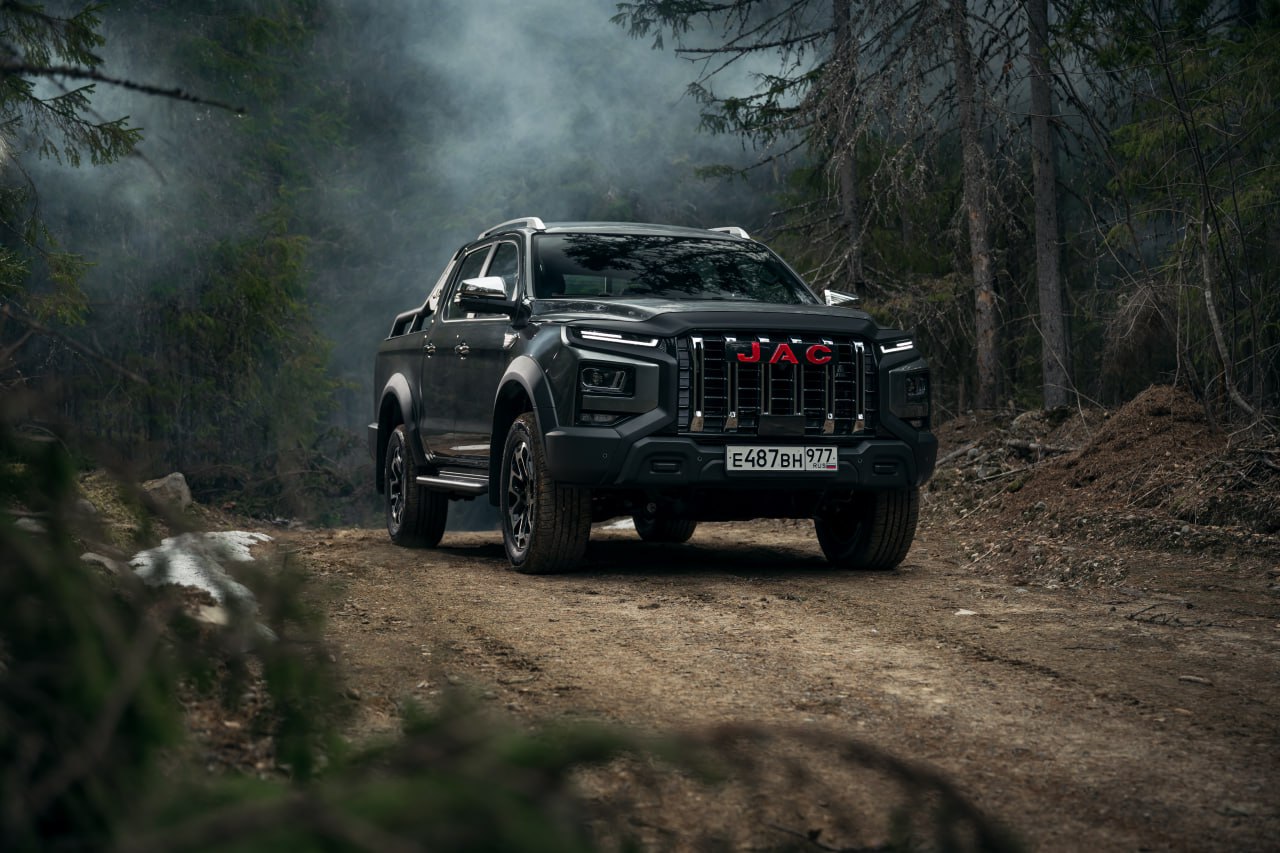 Пикап JAC T9 получит в России новую подвеску В готовящейся к выходу на наш рынок модификации Urban у T9 появится многорычажная задняя подвеска вместо нынешней рессорной Переработка призвана повысить комфортабельность пикапа Также в новой версии он получит систему электронного управления полным приводом и блокировку заднего дифференциала Изменений в силовом агрегате не ожидается JAC T9 предлагается в России с двухлитровым бензиновым турбомотором в сочетании с 8 ступенчатым автоматом 3 599 000 3 649 000 рублей а также с дизельным агрегатом аналогичного объёма 3 749 000 рублей В обоих случаях предусмотрены полный привод и 8 ступенчатый автомат Дата начала продаж T9 Urban и его стоимость пока не названы Журнал Авто ру online