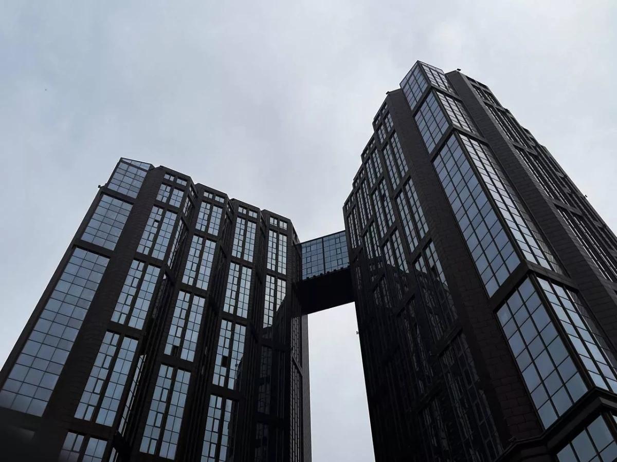 Решение суда по делу экс мэра Владивостока Николаева оспорят в апелляции Первое заседание назначено на 24 декабря следует из картотеки суда Всего от ответчиков были приняты около 30 частных жалоб 2 декабря все они были направлены для рассмотрения в Приморский краевой суд Напомним первоначально ответчиками по делу проходили Владимир Николаев его сестра Виктория Николаева мать Раиса Николаева племянница Евгения Забелина и 16 аффилированных юридических лиц Впоследствии прокуратура расширила исковые требования увеличив число компаний до 24 В том числе в список ответчиков была включена Международная коммерческая компания Тайм Гарден Лимитед зарегистрированная на Виргинских островах Подписывайтесь на РБК Восток