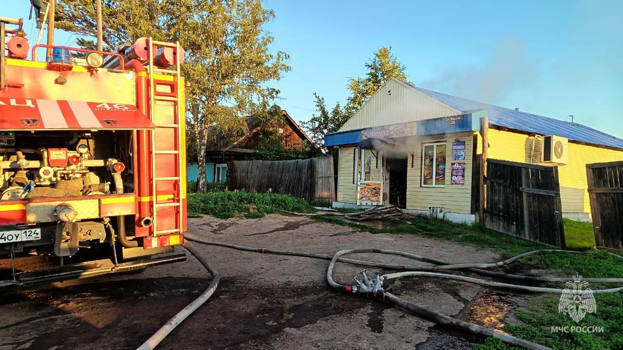 Оперативные итоги суток Потушено 22 пожара, погибших и пострадавших нет. В городе Иланском на улице Фрунзе рано утром 9 июля загорелся продуктовый магазин фото 1 . Пожар ликвидировали на площади 50 м², предварительная причина - короткое замыкание. В массиве Минусинский днем загорелось нежилое сооружение фото 2 . Площадь пожара составила 200 м². Существовала угроза соседним зданиям, но их удалось отстоять. Предварительно, пожар возник из-за короткого замыкания. В СНТ «Алюминий» города Красноярска вечером в результате пожара сгорел садовый дом и автомобиль фото 3, 4 . Огонь также повредил кровли 2 соседних садовых домов и гаража. Сотрудники МЧС России ликвидировали пожар на общей площади 215 м². Предварительно, возник он тоже из-за короткого замыкания. На ликвидацию последствий ДТП сотрудники МЧС России привлекались 3 раза. На акваториях происшествий не зарегистрировано.