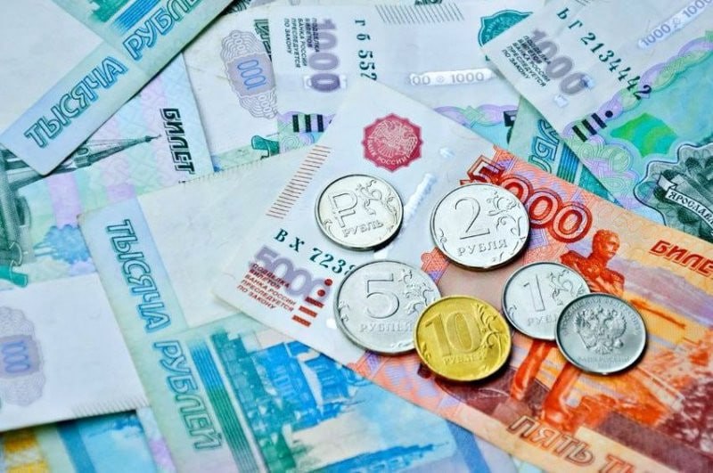 Рубль стал доминирующей валютой в российском импорте. Доля рубля в расчетах за российский импорт в апреле впервые превысила 50%, таким образом валюта РФ стала доминирующей при оплате товаров и услуг из всех регионов мира. Отмечается, что в апреле при расчетах за покупку товаров и услуг: из США рубль занимал 60,2%; из Европы — 67,6%; из Африки — 68%; из Карибского бассейна — 77,5%; из Океании — 71,7%. Кроме того, впервые за год удельный вес операций по расчетам за импорт из Азии в российской валюте увеличился на 15,6 процентного пункта, составив 51,9%. Предыдущий максимум был зафиксирован в феврале на уровне 49,5%. Таким образом, рубль теперь занимает более половины в структуре оплаты товаров и услуг из всех регионов мира, став доминирующей валютой. В общей сложности в середине весны он занимал в российском импорте 56,2% — за год его использование выросло на 15 процентных пунктов.