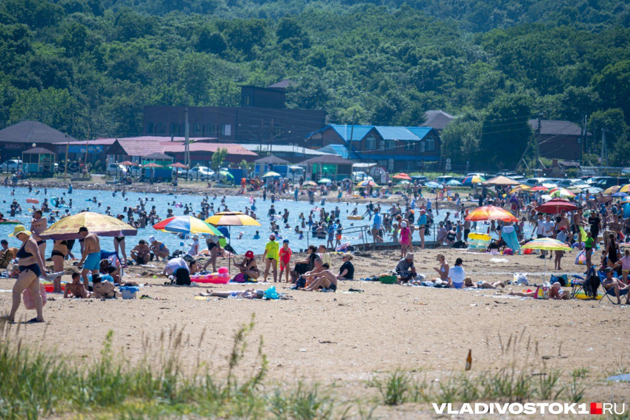 Участки площадью 2 7 и 1 8 гектара в бухте Шамора и в микрорайоне Патрокл во Владивостоке отдадут под комплексное развитие территории КРТ Такое решение принято на заседании правительственной комиссии Причина этого желание властей задействовать неиспользуемое федеральное имущество Участок на Патрокле о котором идет речь уже имеет здания и сооружения площадью около 1 3 тысячи квадратных метров в том числе базу отдыха принадлежащую Всероссийской государственной телевизионной и радиовещательной компании Территория относится к землям подходящим под туристическое обслуживание а потому здесь планируют построить гостиничный комплекс площадью от 5 до 10 тысяч квадратных метров с необходимой инфраструктурой Подробнее на сайте Подписаться